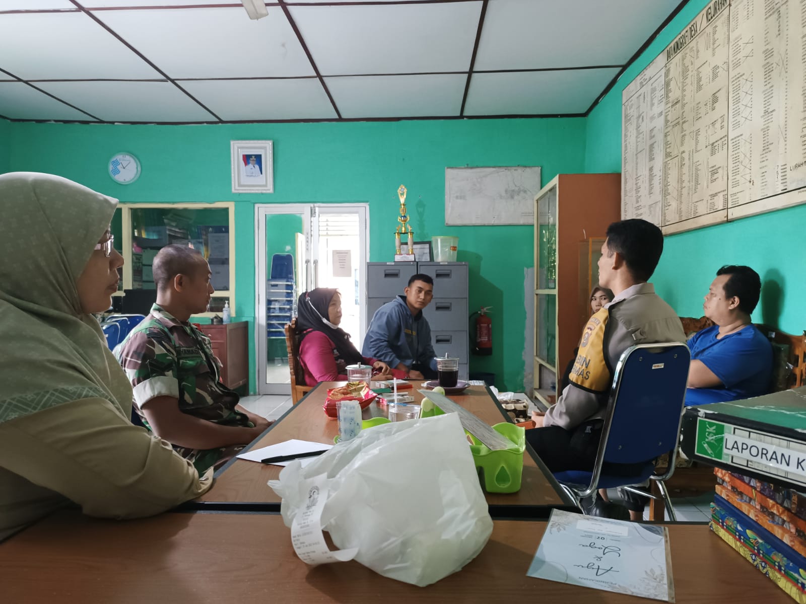 Babinsa Kelurahan Tes Laksanakan Komsos Dengan Staf Kelurahan Dan Masyarakat