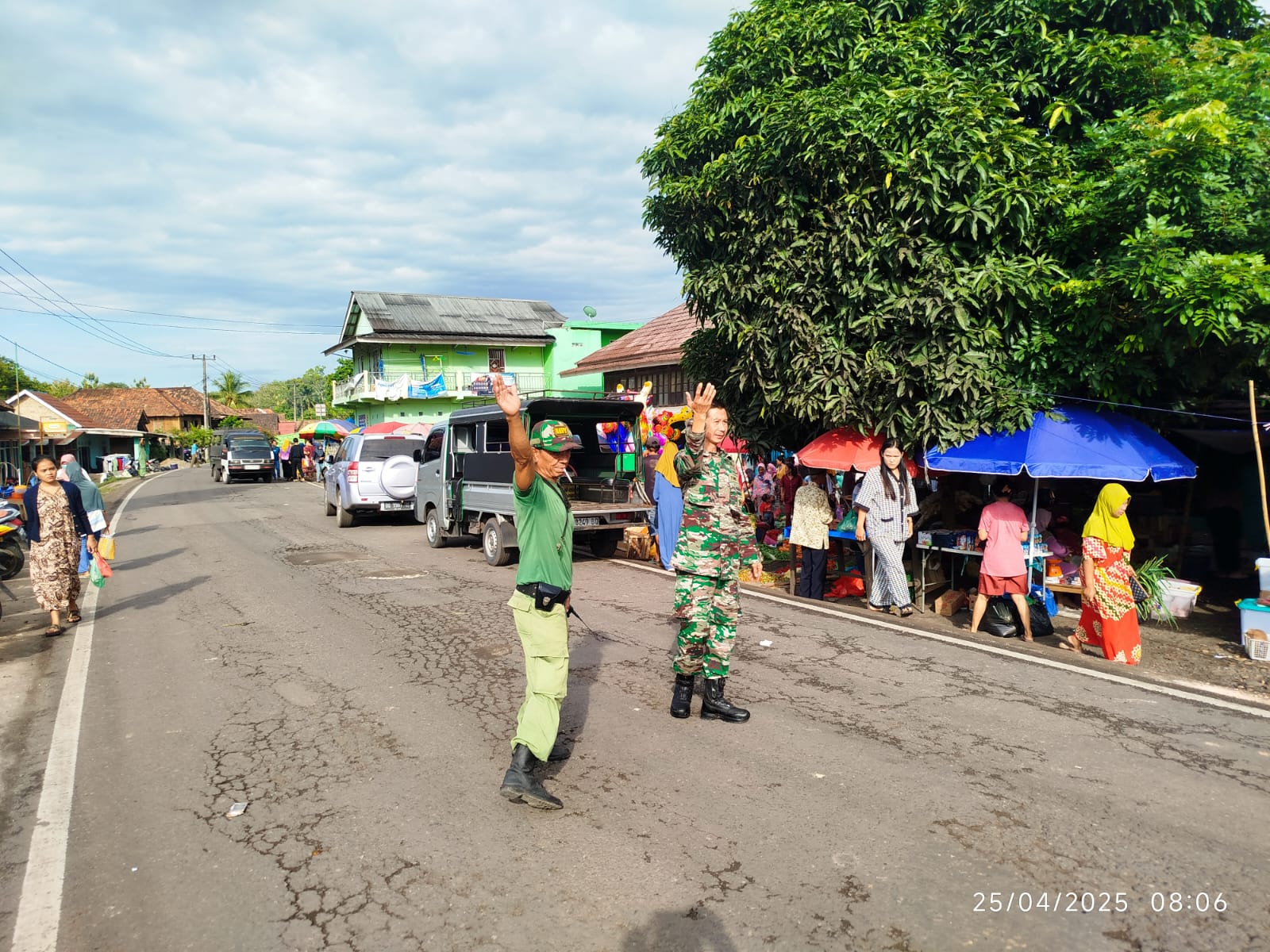 Babinsa Seleman Lakukan Pengamanan Lalulintas Terkait Giat Kalangan