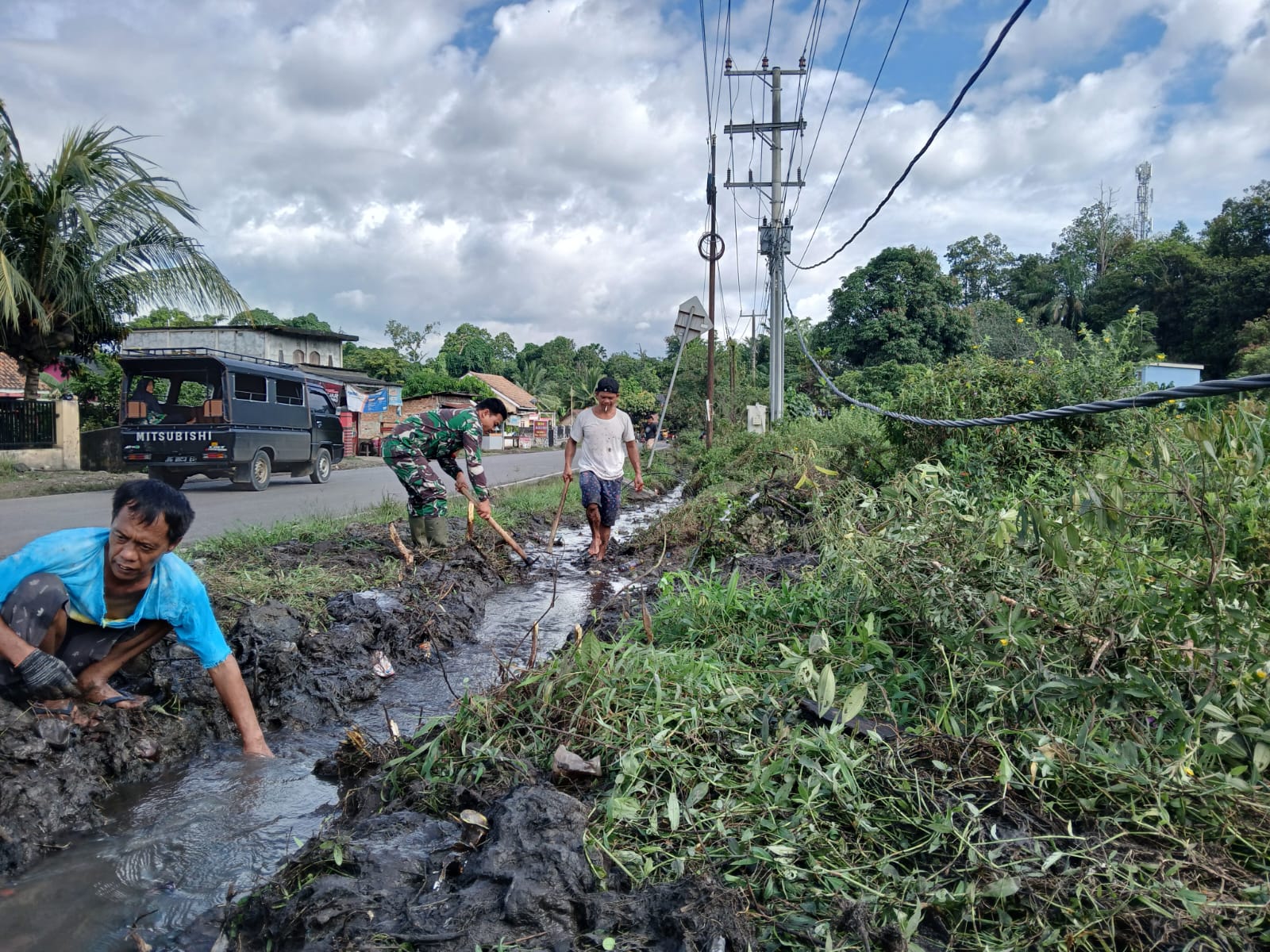 Babinsa Darmo Ikut Gotong Royong, Apresiasi Kekompakan Pemdes Dan Masyarakat