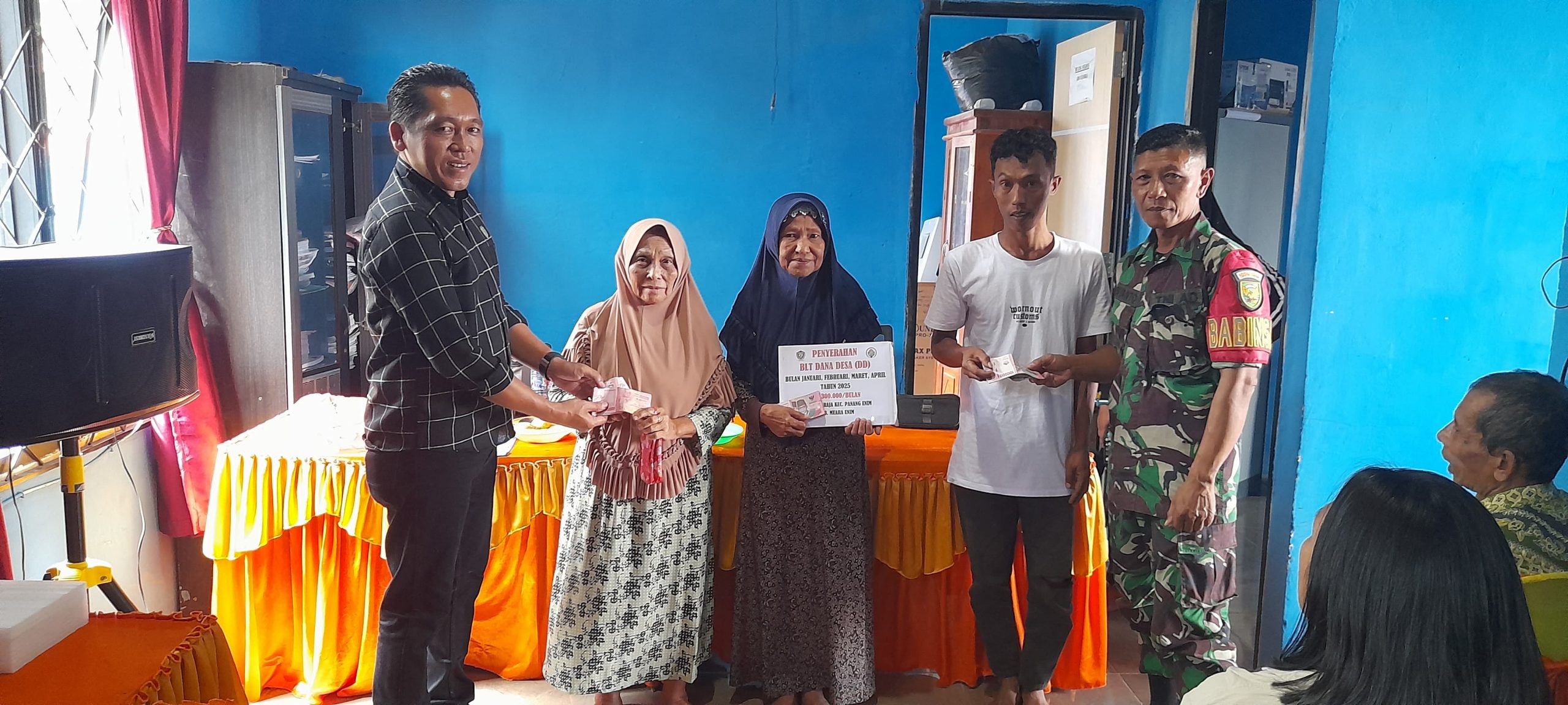 Babinsa Desa Sukaraja Hadiri Penyaluran BLT DD Tahap 1 Tahun 2025