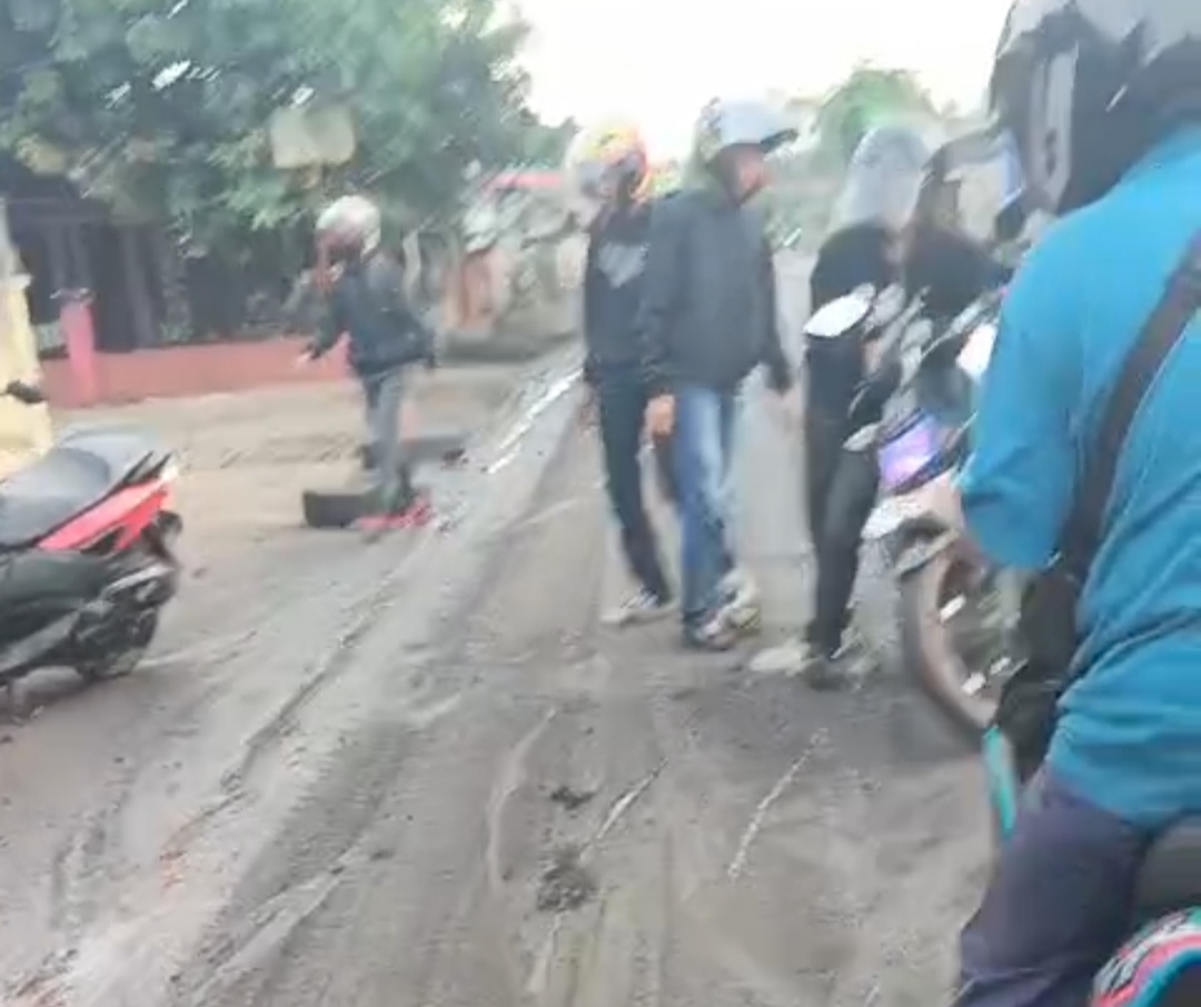 Tanah Berhamburan Dari Jalan Hauling PT BAS Kejalan Lintas, Akibatkan Puluhan Pengendara Motor Kecelakaan