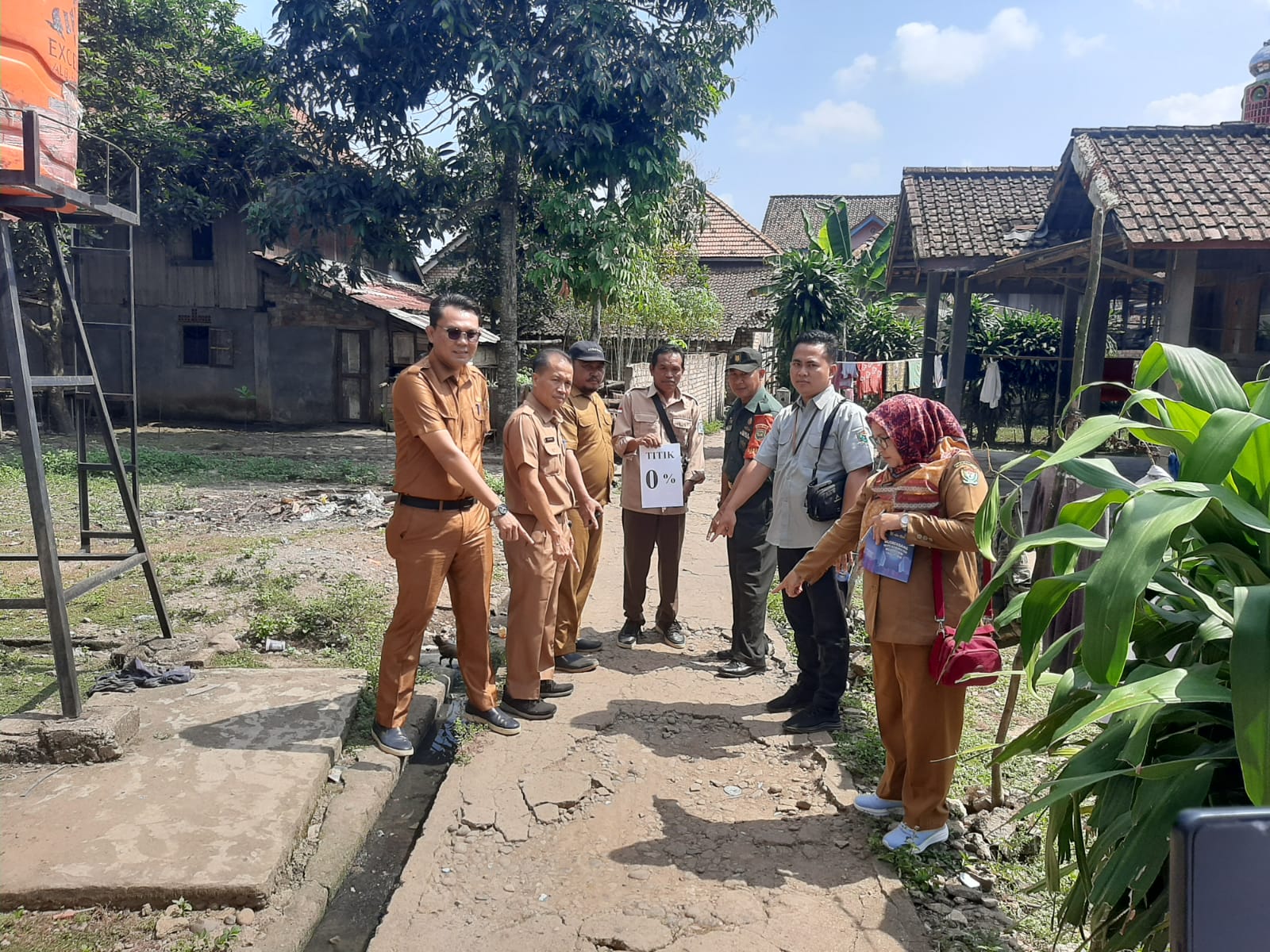 Babinsa Tanjung Agung Dampingi Titik Nol Pembangunan Jalan Setapak Dana Desa