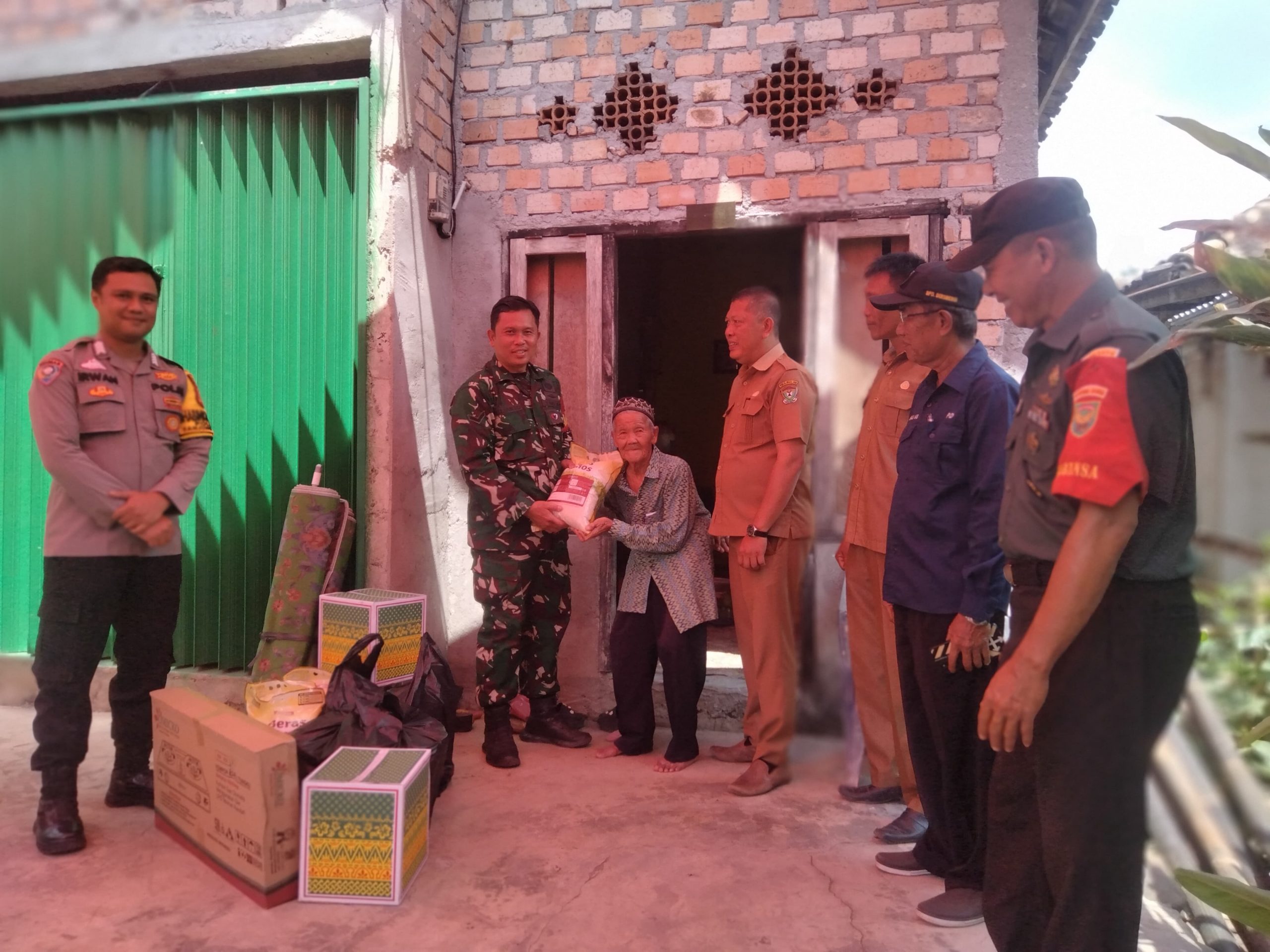 Babinsa Pandan Enim Dampingi Penyaluran Bantuan Korban Musibah Kebakaran