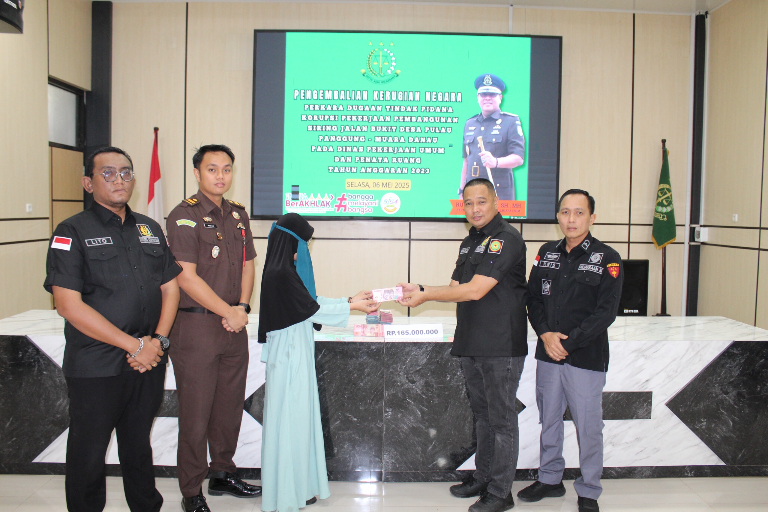 Kejari Muara Enim Terima Pengembalian Kerugian Negara Dari Tersangka Korupsi Proyek Siring