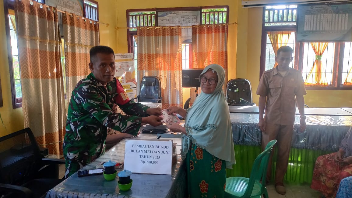 Babinsa Paduraksa Hadiri Penyaluran BLT DD
