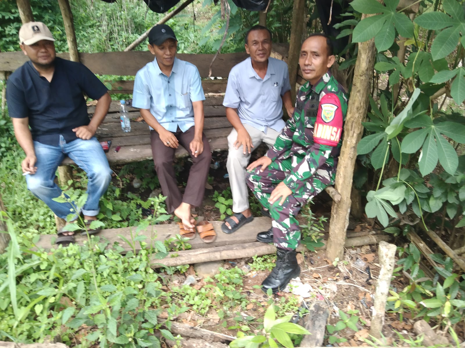 Babinsa Lebak Budi Sampaikan Larangan Karhutla