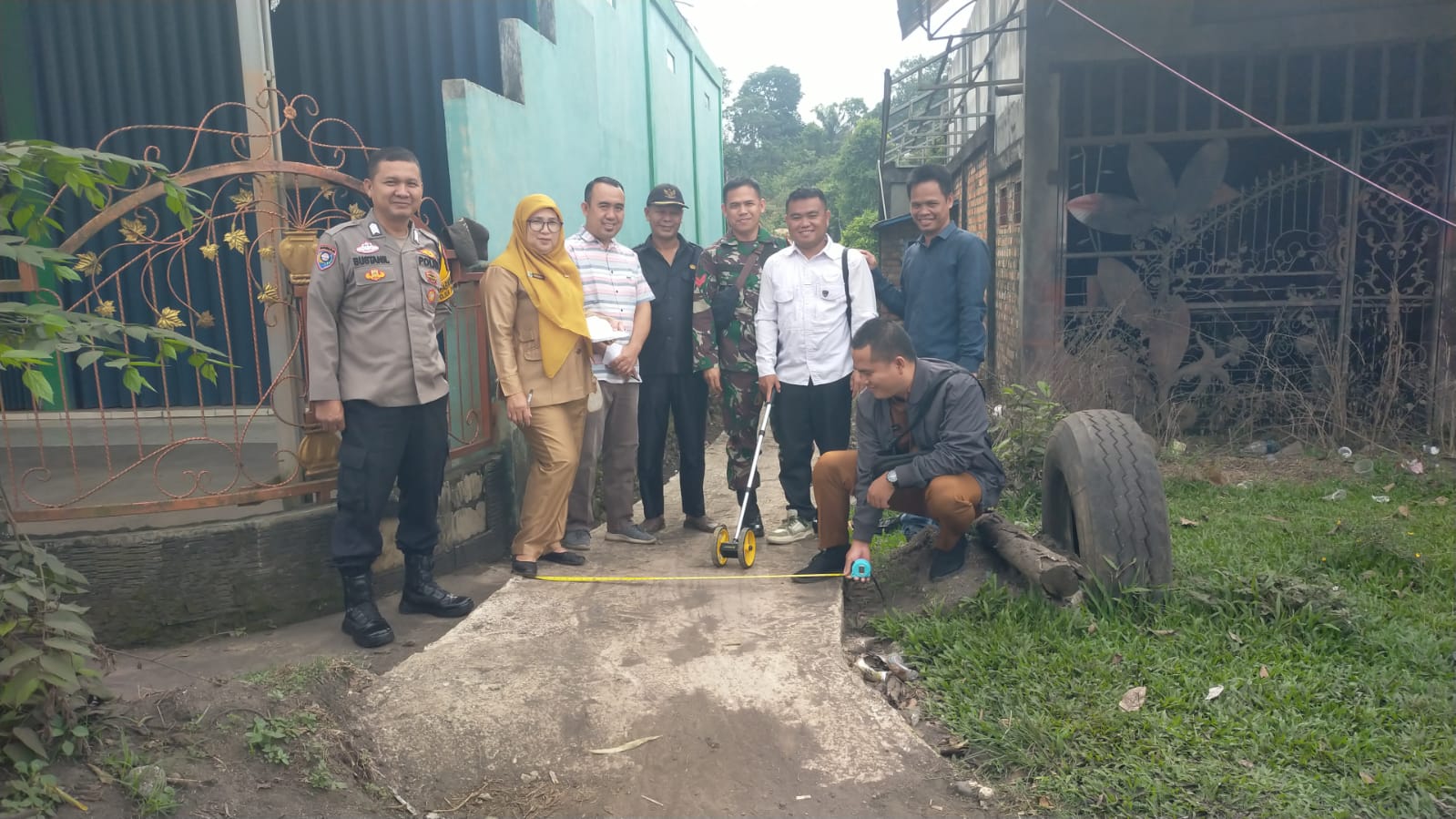 Babinsa Penyandingan Ikut Serta Monev Pembangunan Jalan Setapak