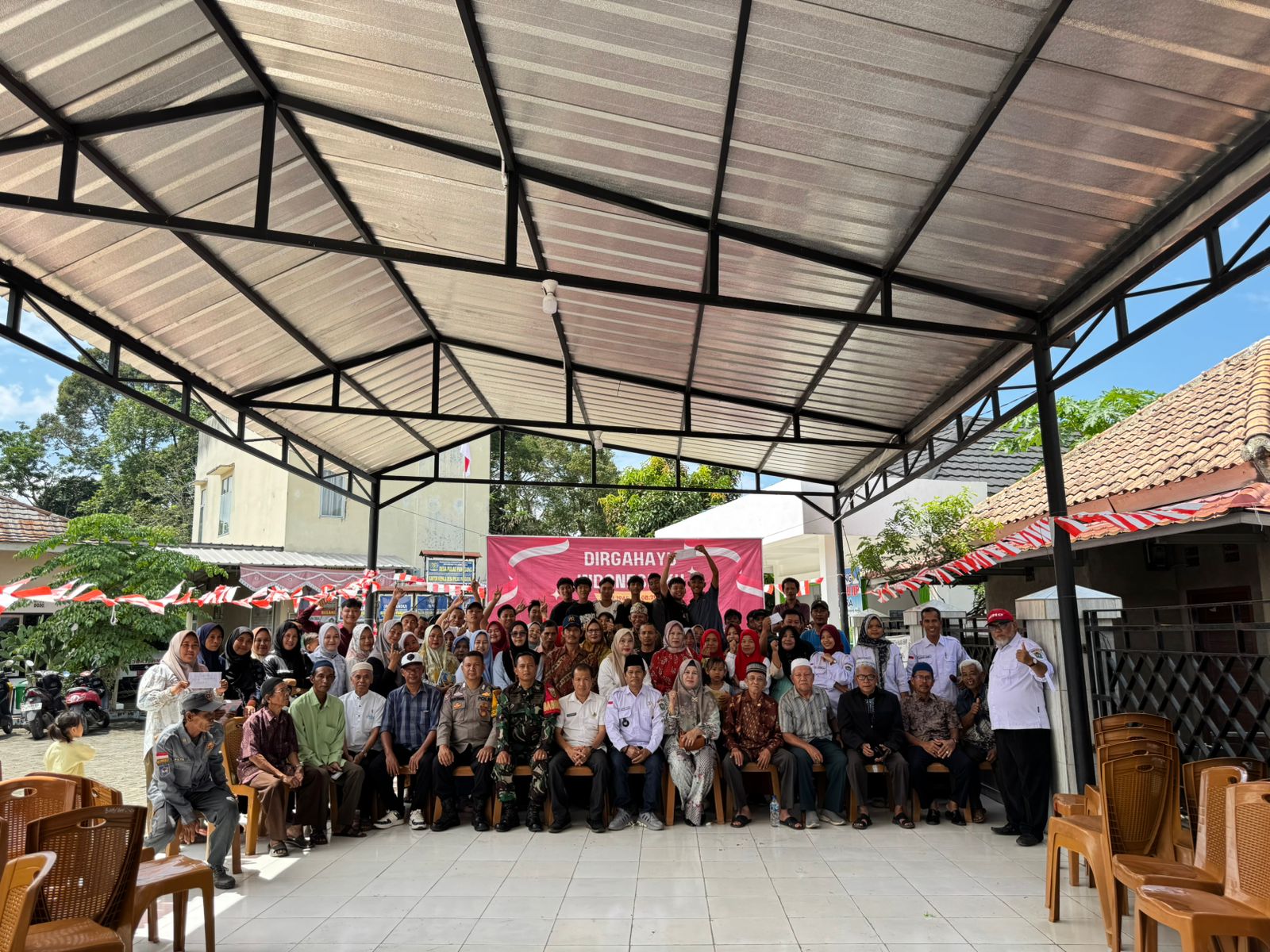 Serda Dedi Babinsa Pulau Panggung Saksikan Hadiri Pembagian Hadiah Lomba Peringatan HUT RI