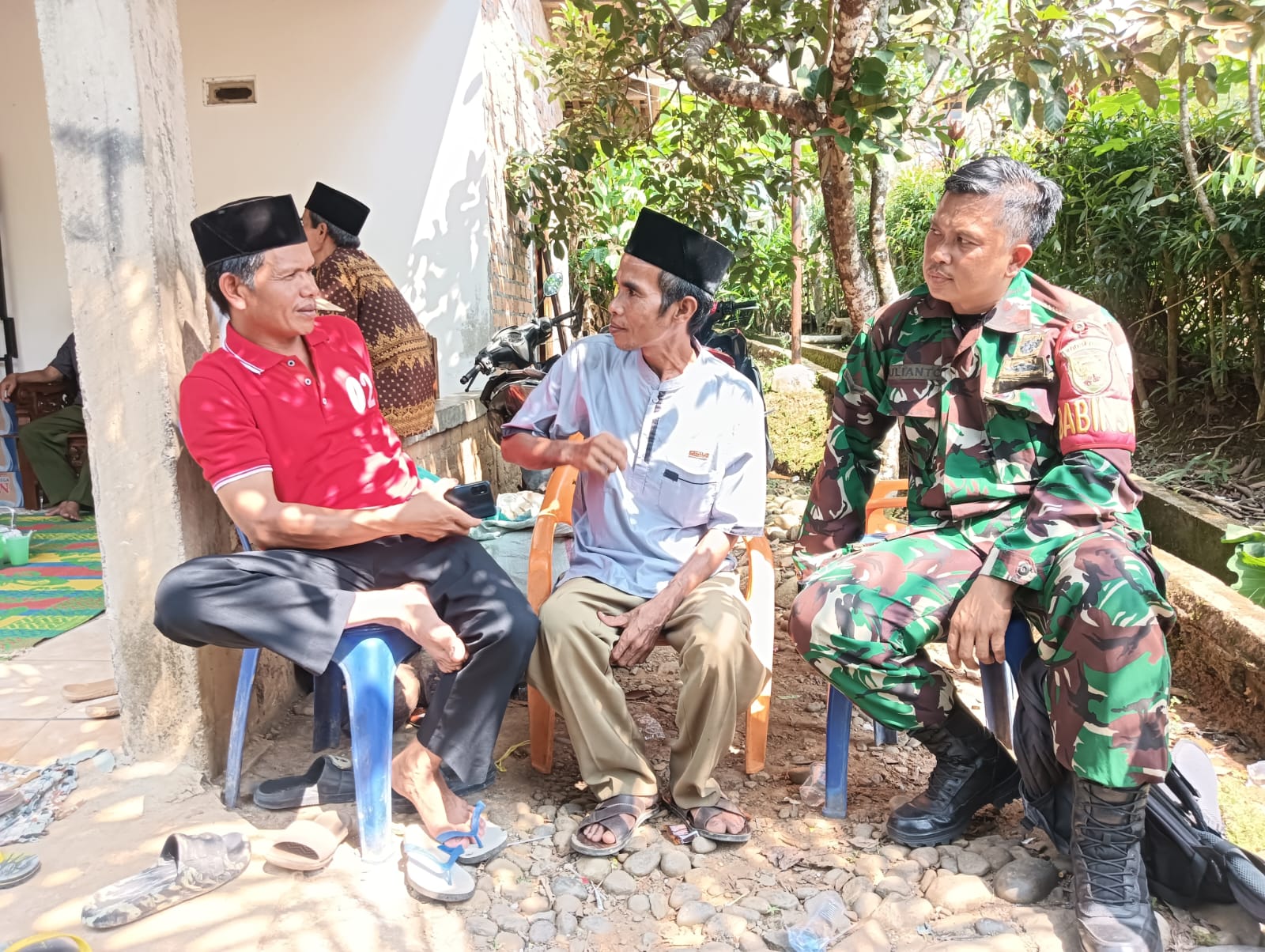 Babinsa Pandan Enim Ingatkan Warga Jaga Kesehatan di Musim Hujan