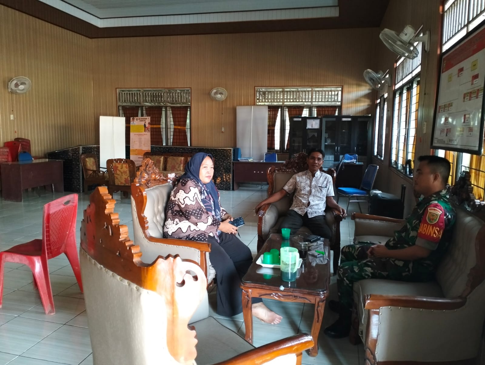 Silaturrahmi Dengan Perangkat Desa, Babinsa Lesung Batu Ajak Aktifkan Siskamling