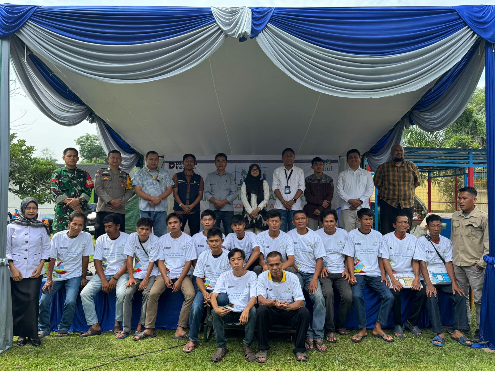 Dampingi Warga Terima Bantuan, Babinsa Desa Penyandingan Himbau Warga Aktifkan Poskamling