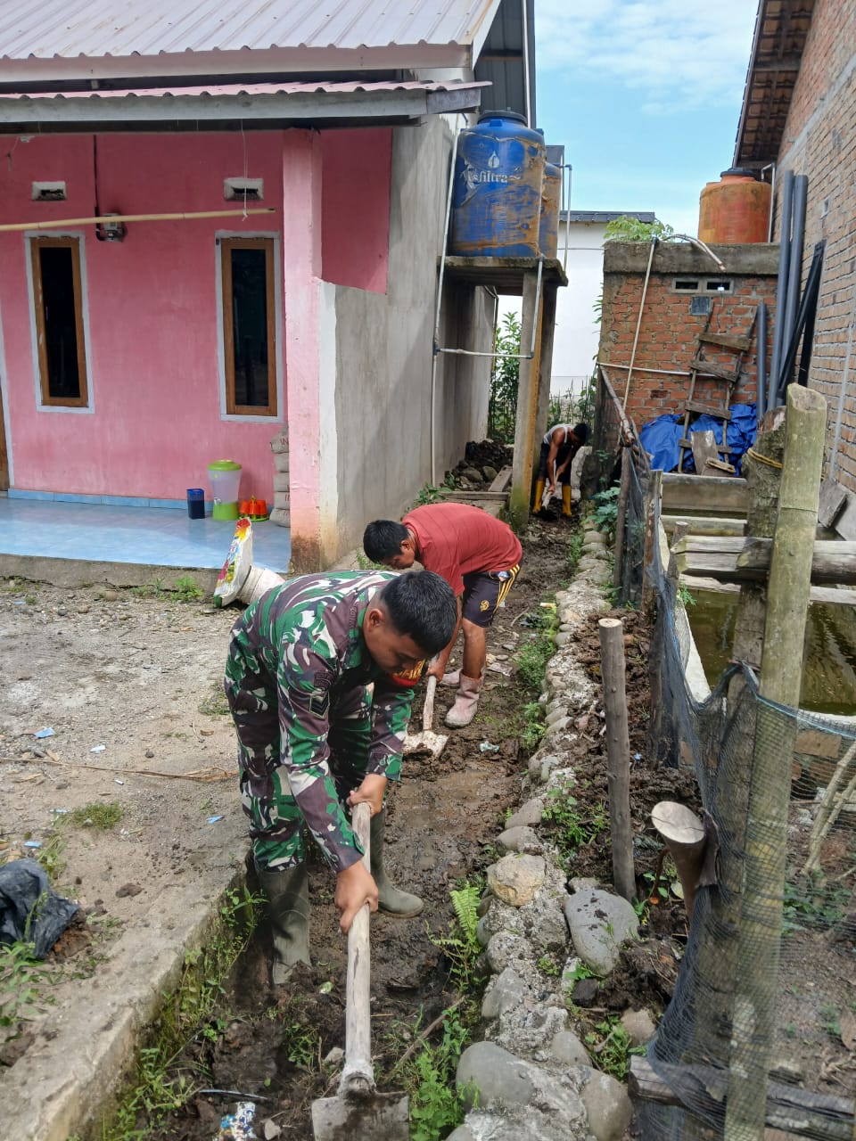 Kuatkan Silaturrahmi, Babinsa Darmo Ikut Serta Gotong Royong