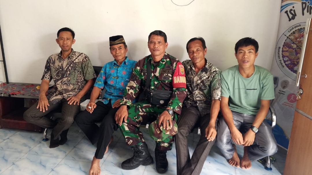 Babinsa Desa Muara Meo Lakukan Komsos Dengan Warga