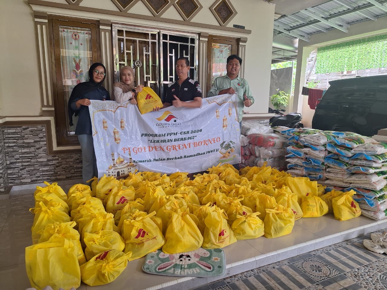 PT Golden Great Borneo Salurkan Ratusan Paket Lebaran untuk Masyarakat Ring 1