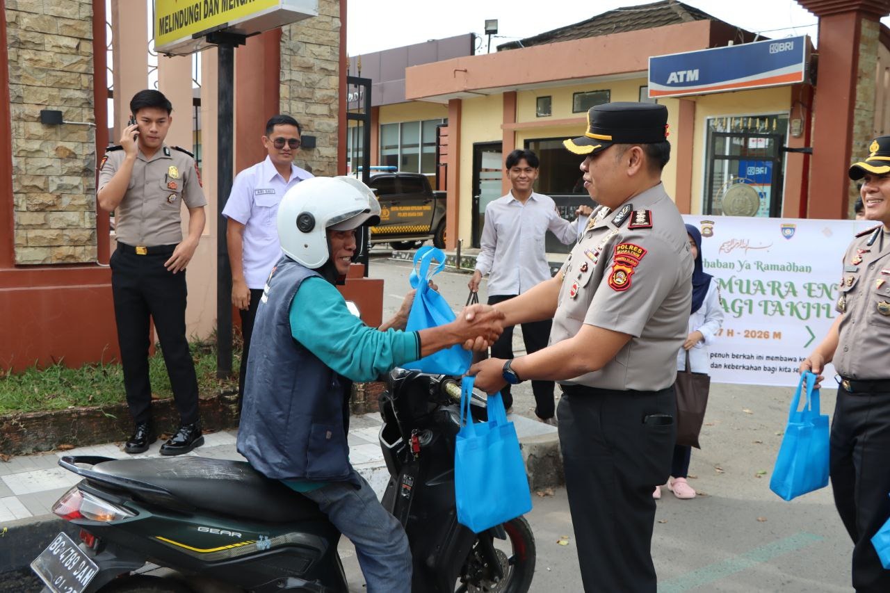 Kapolres Muara Enim Hadirkan Senyum di Bulan Ramadhan: Berbagi Takjil, Menebar Kebaikan