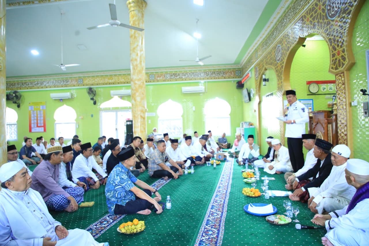 Di Tengah Jamaah, Cik Ujang Teguhkan Komitmen untuk Umat