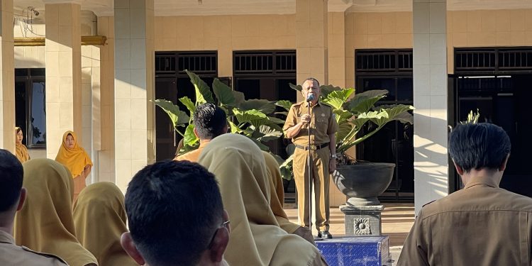 Sekda Lahat Izromaita Pimpin Apel Perdana, Tekankan Disiplin dan Nilai “BerAKHLAK”