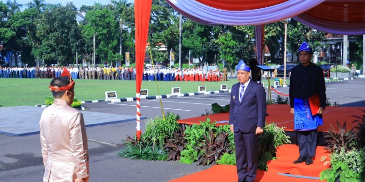 Wagub Sumsel Cik Ujang Tekankan Peningkatan Kualitas Pendidikan pada Upacara Hardiknas 2026