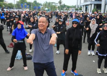 Senam Bersama Masyarakat Lubuk Linggau, Wagub Sumsel H Cik Ujang Bagi-Bagi Hadiah