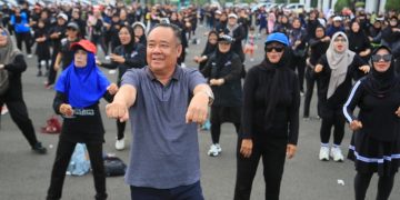 Senam Bersama Masyarakat Lubuk Linggau, Wagub Sumsel H Cik Ujang Bagi-Bagi Hadiah