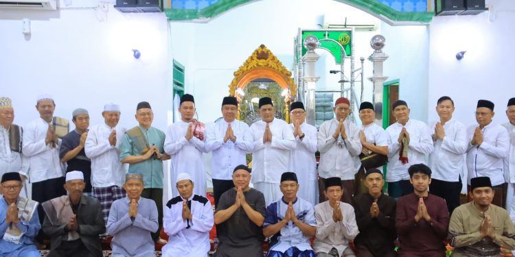 Wagub Sumsel Cik Ujang Safari Jumat di Masjid Al-Ikhlas, Salurkan Bantuan dan Siapkan Hewan Kurban