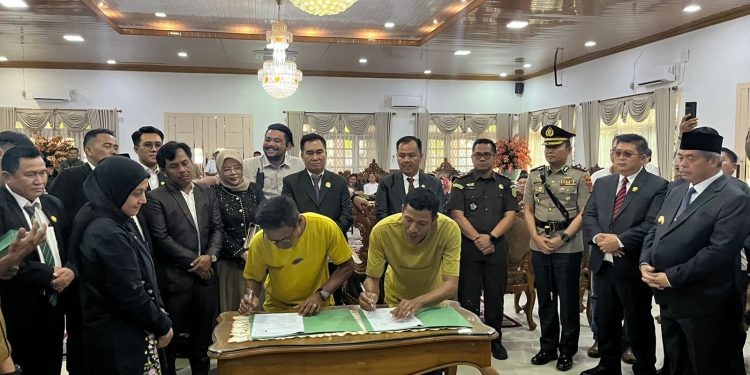 Hak Plasma Warga Diserahkan, Konflik Puluhan Tahun PT Aditarwan Dituntaskan