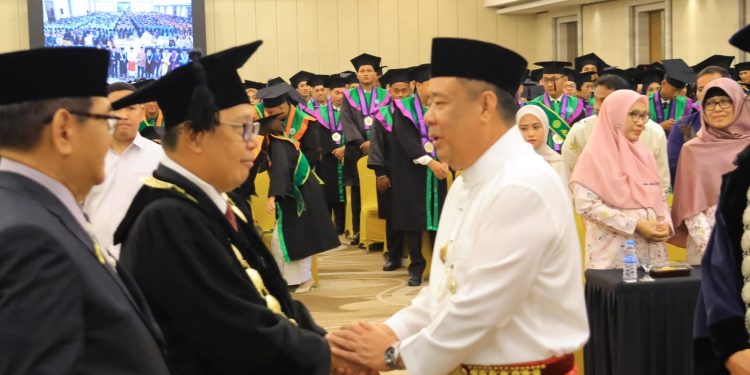 Hadiri Wisuda UMP, Wagub Cik Ujang Pesan Lulusan Jadi Agen Perubahan dan Penjaga Integritas
