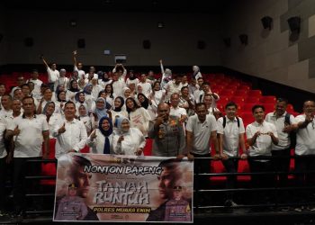Semangat Kebersamaan Menggema, Puluhan Personel Polres Muara Enim Nobar Film Tanah Runtuh di City Mall Lahat