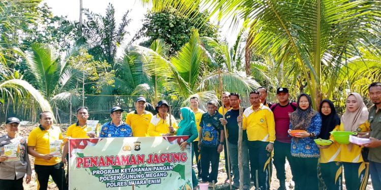 Pemdes Pagar Dewa Bersama Polri Tanam Jagung Dukung Swasembada Pangan
