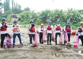 PTBA Gelar Susur Sungai, Angkut 1,56 Ton Sampah dari Sungai Enim