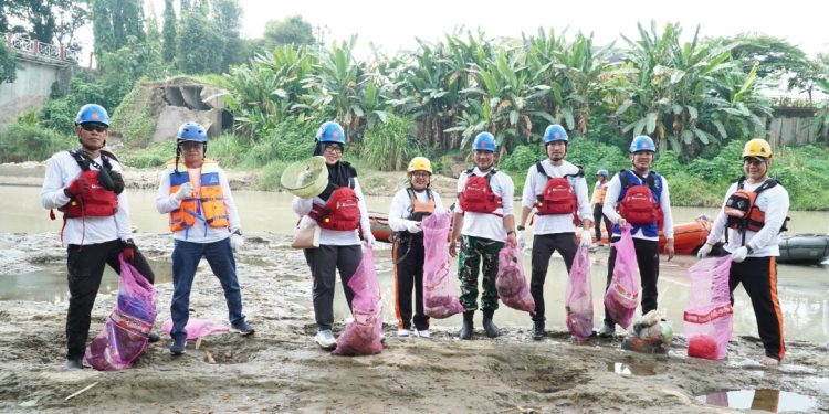 PTBA Gelar Susur Sungai, Angkut 1,56 Ton Sampah dari Sungai Enim