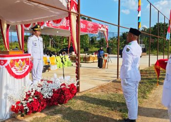 Camat Semende Darat Laut Pimpin Upacara Penurunan Bendera HUT Ke-81 RI