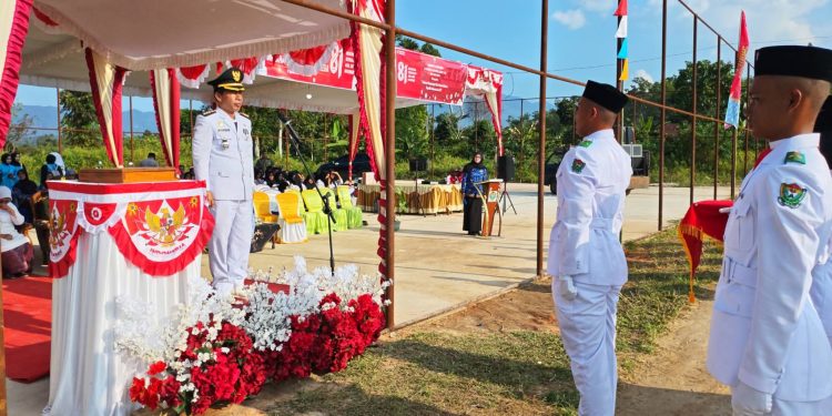 Camat Semende Darat Laut Pimpin Upacara Penurunan Bendera HUT Ke-81 RI