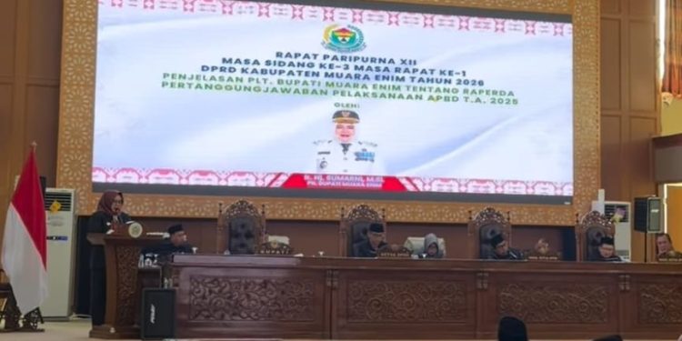 PLT. BUPATI SUMARNI HADIRI PARIPURNA DPRD BAHAS PERTANGGUNGJAWABAN APBD 2025 KABUPATEN MUARA ENIM