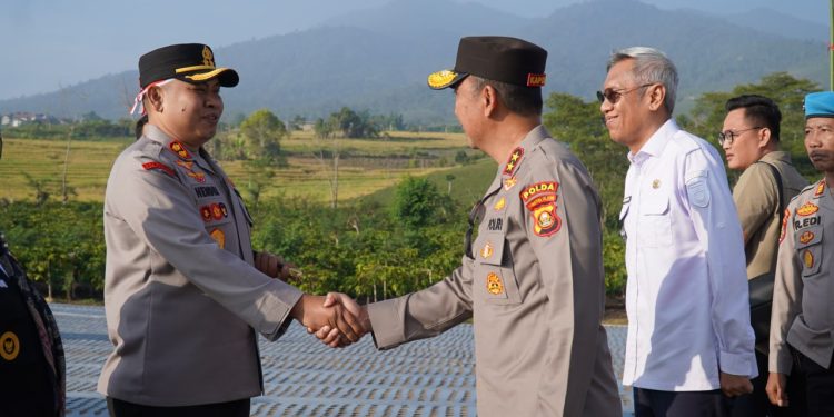 Dukung Swasembada Bawang Putih Nasional, Kapolda Sumsel Ikuti Penanaman Serentak di 17 Provinsi dari Muara Enim