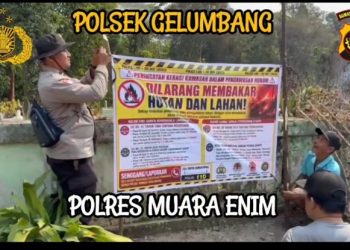 Cegah Karhutla Sejak Dini, Bhabinkamtibmas Gelumbang Pasang Spanduk Larangan Membakar Lahan