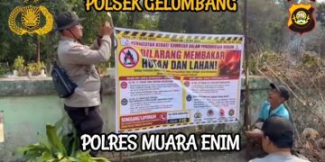 Cegah Karhutla Sejak Dini, Bhabinkamtibmas Gelumbang Pasang Spanduk Larangan Membakar Lahan