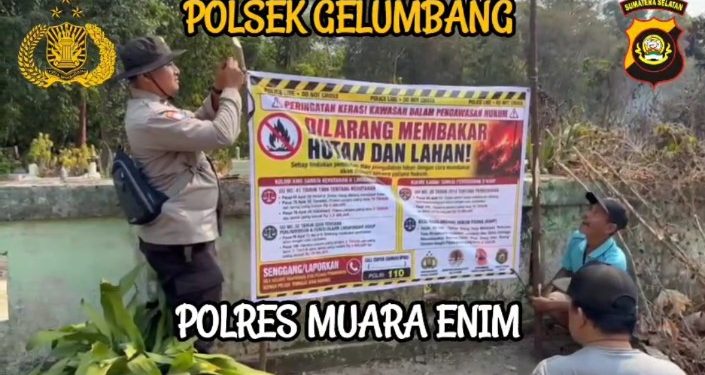 Cegah Karhutla Sejak Dini, Bhabinkamtibmas Gelumbang Pasang Spanduk Larangan Membakar Lahan