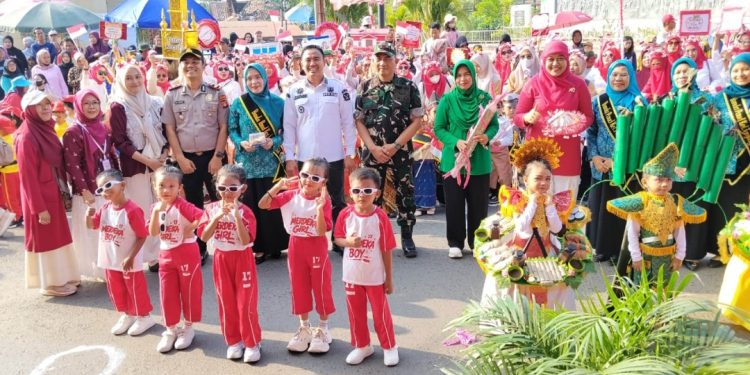 DANRAMIL TANJUNG ENIM APRESIASI SEMARAK PAWAI SAMBUT HUT RI KE-81 DI LAWANG KIDUL