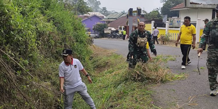 Jumat Bersih Di Semende Darat Laut, Wujud Kekompakan Forkopimcam dan Desa Wujudkan Indonesia ASRI